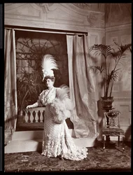 Lillian Russell i kostume på settet til en forestilling på Proctor